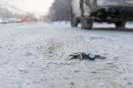 冷串摄影照片_丢失了一串钥匙躺在路边