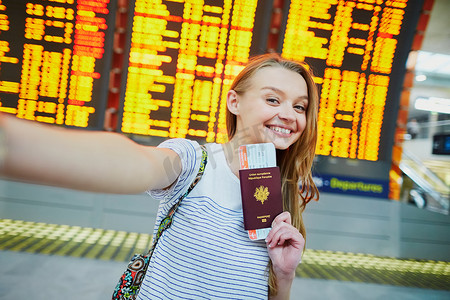 机场的女游客，拿着护照自拍搞笑
