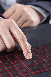 手指按笔记本电脑键盘上的输入按钮