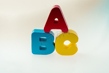 字母摄影照片_五颜六色的 ABC 字母由木头制成