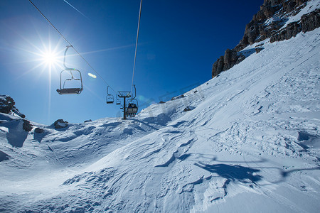 明亮的冬日滑雪缆车椅