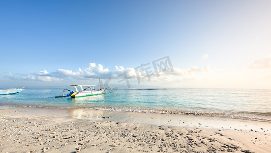 努沙摄影照片_海滩上的支腿船，努沙佩尼达，巴厘岛，印度尼西亚