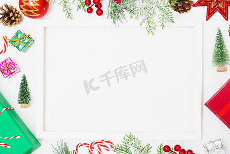 圣诞构图装饰，白色背景上带照片方框的冷杉树枝