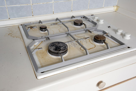 厨房煤气炉上脏煤气炉烹饪油渍。用于烹饪食物和准备饭菜的不干净和肮脏的厨房，需要清洁，关闭