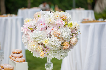 白色鲜花摄影照片_桌上有鲜花的婚礼装饰