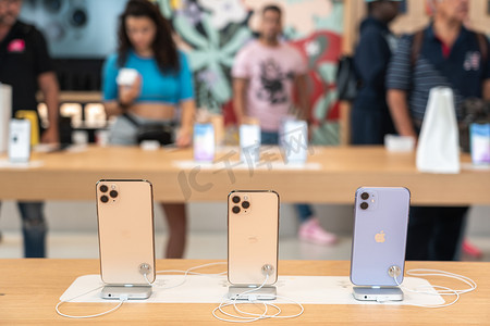 新装上市pop摄影照片_美国佛罗里达州阿文图拉 — 2019 年 9 月 20 日：iPhone 11、11 Pro 和 Pro Max 在苹果新智能手机上市销售时展示