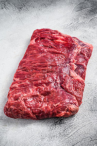 一块生的大理石牛腩肉。