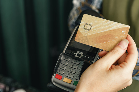客户使用信用卡在咖啡馆或商店通过具有 nfc 无现金技术的终端付款