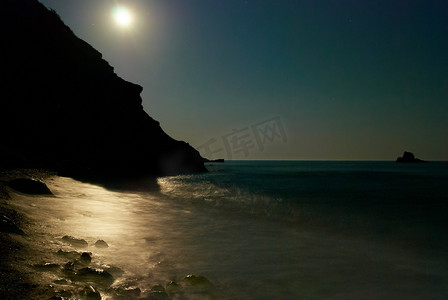 月亮之夜摄影照片_海上的月亮之夜