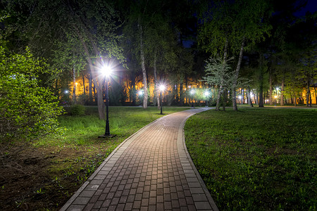 夏天的夜间公园。