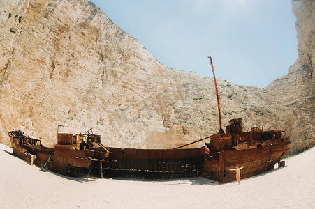 希腊扎金索斯岛纳瓦吉奥海滩或沉船海滩上的弯曲船，有时称为走私者湾，位于希腊爱奥尼亚群岛扎金索斯岛海岸。