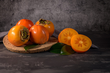 软木盘中成熟的柿子果实