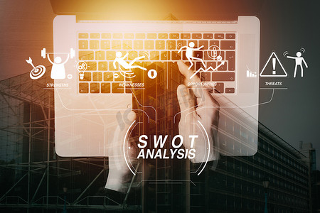 SWOT 分析虚拟图与公司的优势、劣势、威胁和机会。业务手使用智能手机和笔记本电脑。