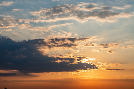 戏剧性的天空、云彩和早晨的太阳