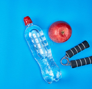 塑料水瓶、红熟苹果和运动膨胀器