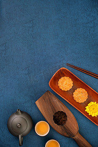 中秋节蓝色背景的简约布局月饼，创意食品设计理念，顶视图，平躺，复制空间。