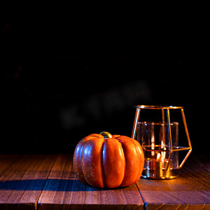 万圣节概念 — 深色木桌上的橙色南瓜灯笼，黑色背景，不给糖就捣蛋，特写。