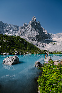 意大利白云岩的 Lago di Sorapis 的早晨，天空晴朗，乳蓝色的湖，索拉皮斯湖，多洛米蒂，意大利