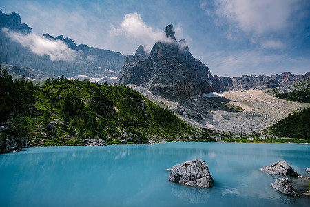 意大利白云岩的 Lago di Sorapis 的早晨，天空晴朗，乳蓝色的湖，索拉皮斯湖，多洛米蒂，意大利