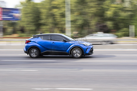 乌克兰，基辅 — 2020年9月24日：蓝色丰田C-HR混合动力汽车在街上行驶