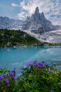 蓝色白云摄影照片_意大利白云岩的 Lago di Sorapis 的早晨，天空晴朗，乳蓝色的湖，索拉皮斯湖，多洛米蒂，意大利