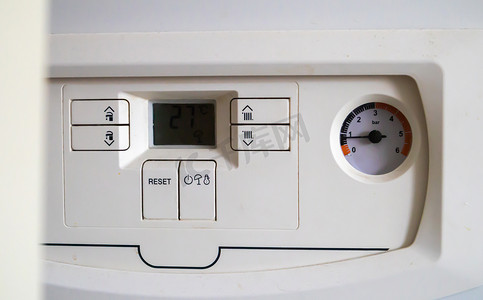 家庭供暖系统中带有压力和温度传感器的燃气双回路锅炉的内部控制，关闭。