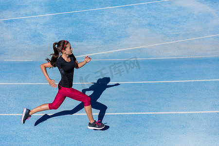 运动员赛跑女子在运动跑道上跑步