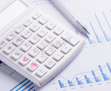 白色计算器和报告，包括图表和图表、年度财务利润概览的概念、银行业务和投资、特写、复制空间、宏观