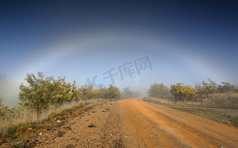 澳大利亚内陆地区的雾弓自然现象