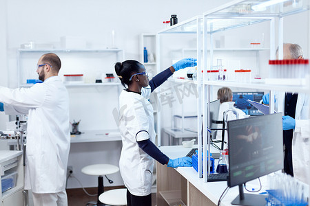 非洲生物技术实验室伸手去拿玻璃瓶