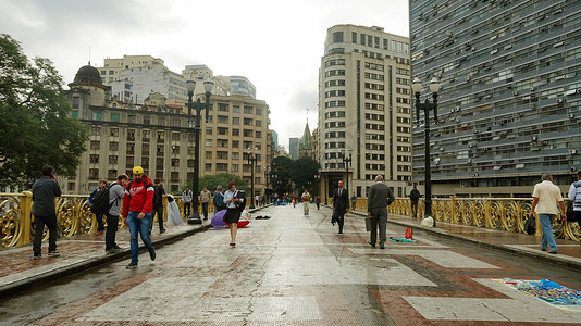 巴西圣保罗 — 2019年5月16日：人们穿过市中心的Santa Ifigenia高架桥供行人专用