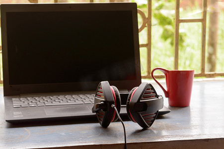 便携式耳罩式双耳 USB 耳机，带麦克风降噪和超声波音量调节器耳机，适用于计算机、Skype，早上在窗户阳光下放置在笔记本电脑附近。