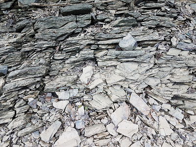 地面上破碎或碎裂的灰色岩石