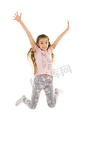 小女孩跳得很开心。好心情，暑假的概念。