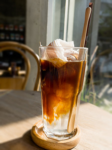 椰汁饮料摄影照片_一杯加椰子汁的冰镇美式咖啡