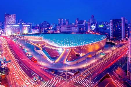 东大门设计广场是首尔的一座现代建筑，由扎哈·哈迪德设计。