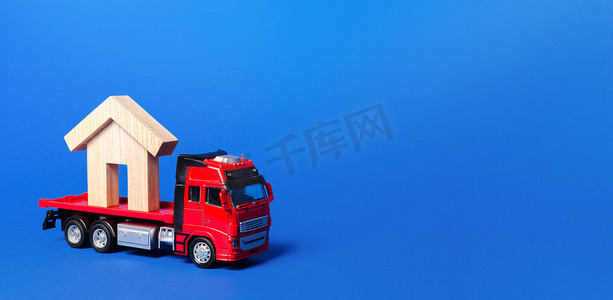 蓝色背景上有房子人物的红色卡车运输车。