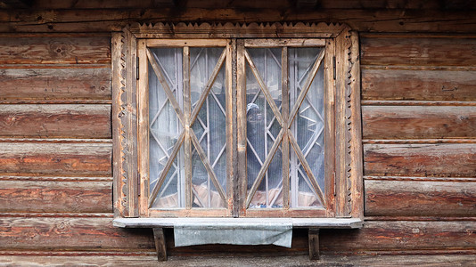 传统老房子的小木窗。