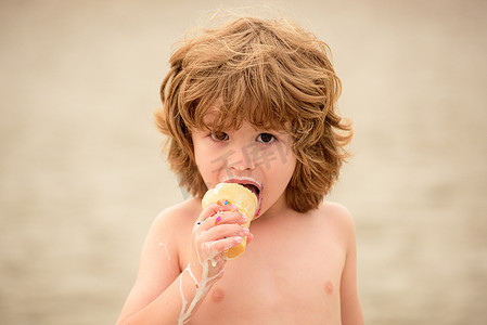 小孩吃冰淇淋。
