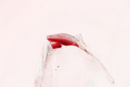血滴摄影照片_玻璃碎片上的血滴