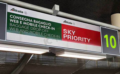 2021年8月，意大利卡塔尼亚：卡塔尼亚机场内意大利航空公司服务台的信息面板