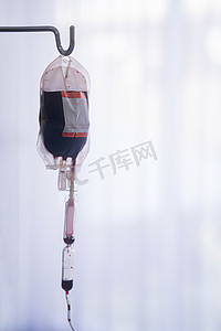 悬挂在钢杆上的实验室医疗备用血袋