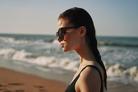 晒水摄影照片_性格开朗的女人黑色泳衣海洋自然夏季晒黑
