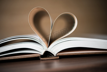 形成心脏形状的书页。