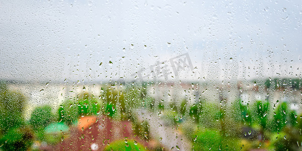 窗玻璃上的雨滴透过窗户望出去听雨声
