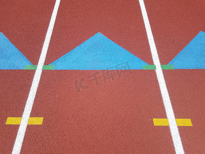 蓝色三角形、白色线条和橙色跑道表面