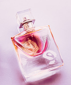 古龙香水摄影照片_女士香水、粉色古龙水瓶作为复古香水、香水作为节日礼物、奢华香水品牌礼物