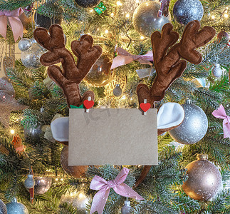 圣诞邮件信封，装饰树上有空白字母，树上有驯鹿耳朵，用于接近背景、假日概念的复制空间
