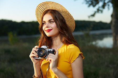 漂亮女人微笑红唇相机自然清新空气黄色 T 恤帽子