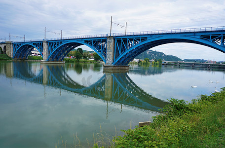 博尔德摄影照片_斯洛文尼亚马里博尔德拉瓦河上的蓝色桥